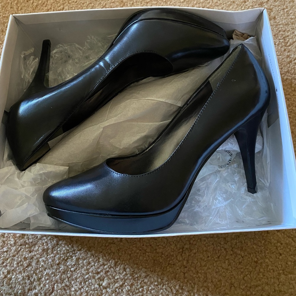 Women’s size 8 black Nine West platform pumps.